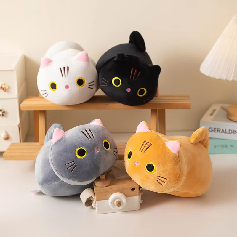 Verpass es nicht! Ein 22 cm großes Katzenplüschtier in klassischen schwarzen, weißen und grauen Farben, kombiniert mit leuchtendem Orange. Ein Muss für jeden.