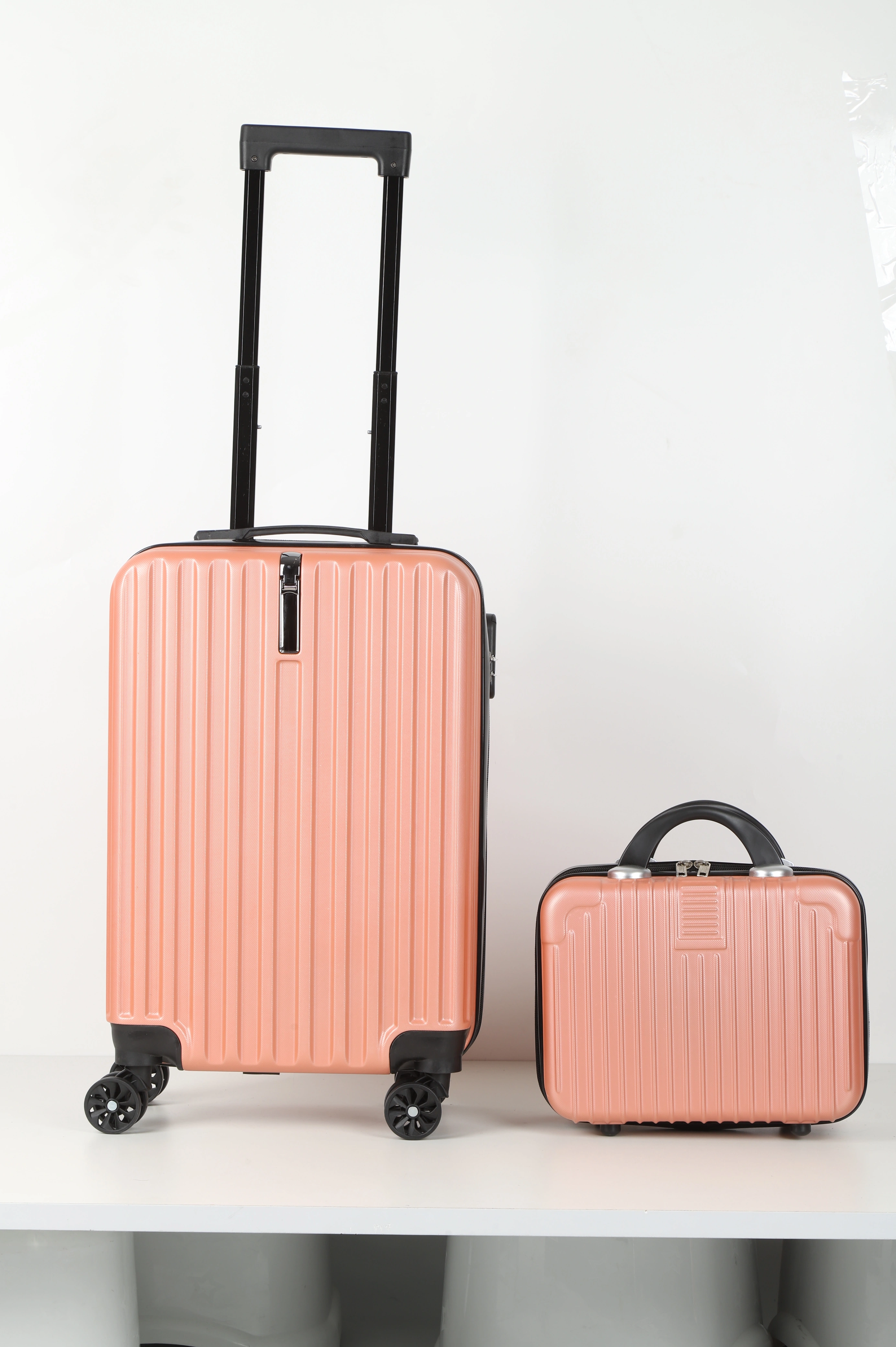 2-piece luggage set with carry-on travel bag, a 20-inch suitcase and a 14-inch handbag that can be slung over the trolley case